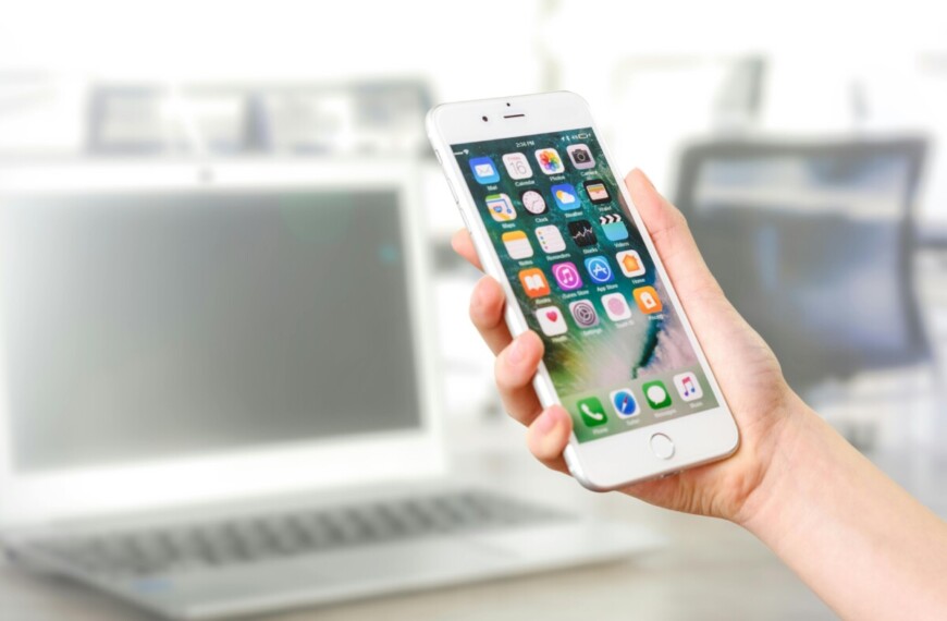 Η Apple θα διορθώσει ένα σφάλμα που αντικαθιστά τη λέξη «ρατσιστής» με το όνομα του Trump